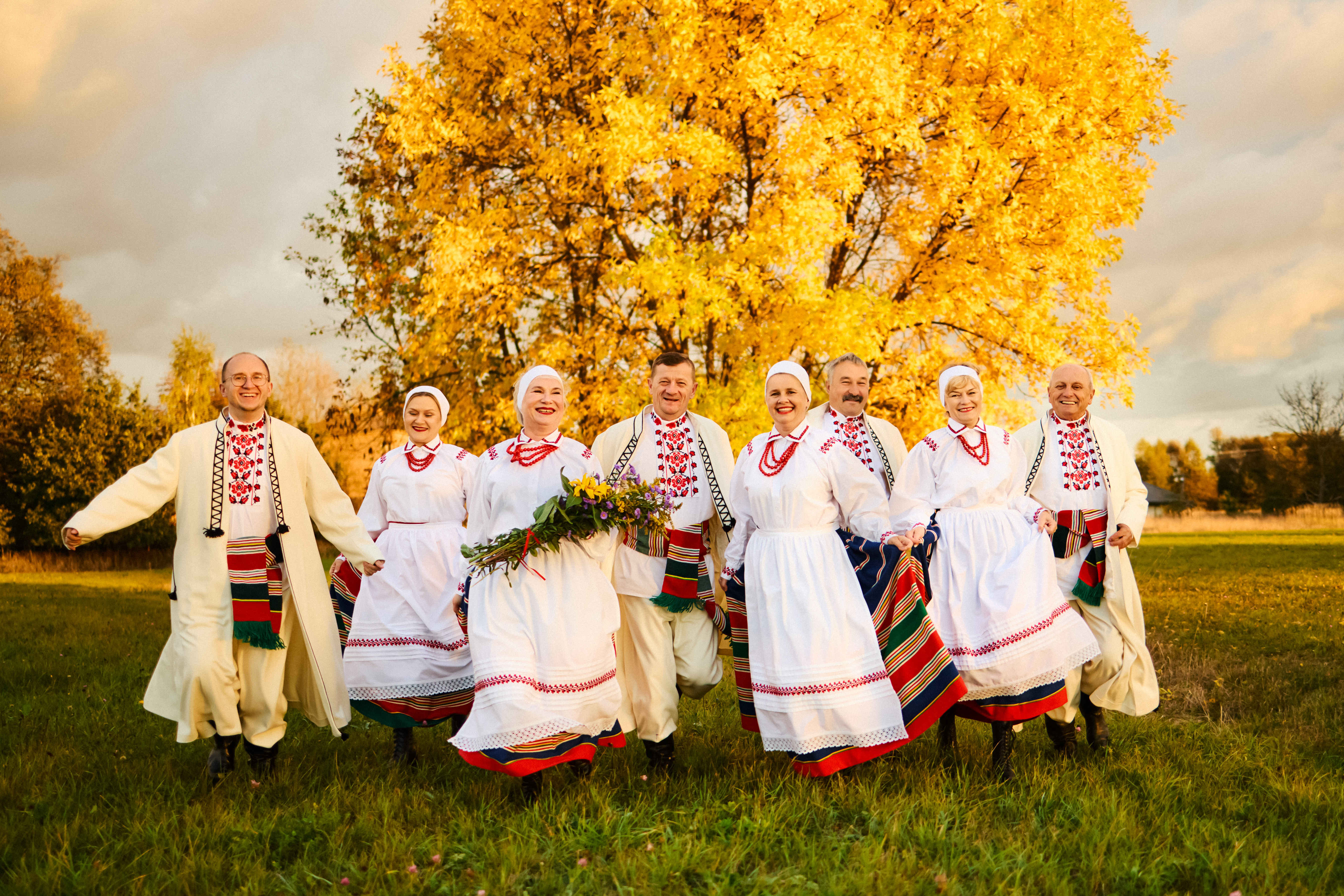 Zespół Pieśni i Tańca Wisłok w strojach ludowych